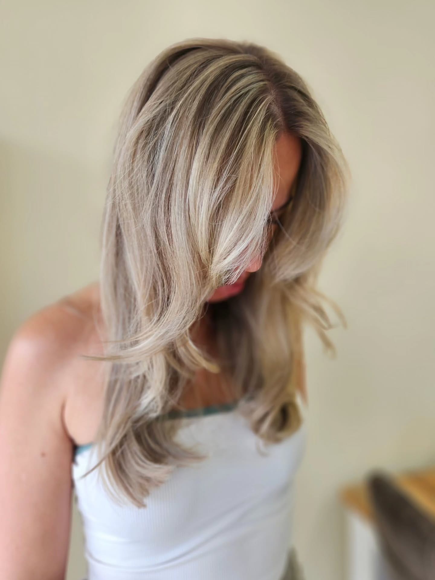 Root shadow met asblond – perfect gekapte lagen met zachte, warme toonval