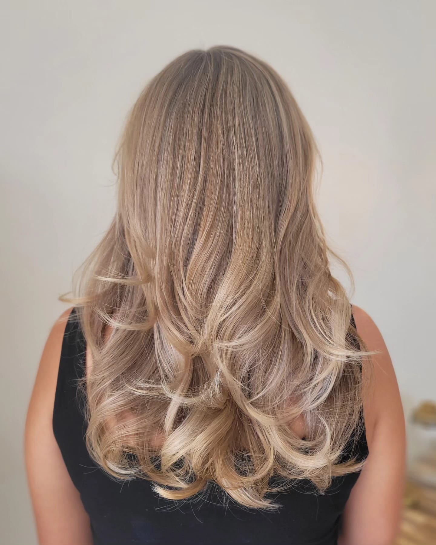 Butterscotch blonde – warm blond met subtiele highlights en zachte wave