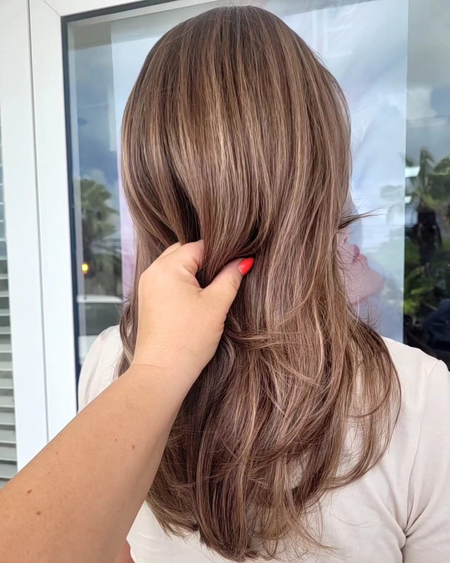 Brunette balayage – handgeschilderde highlights op donker haar, buiten in Curaçao